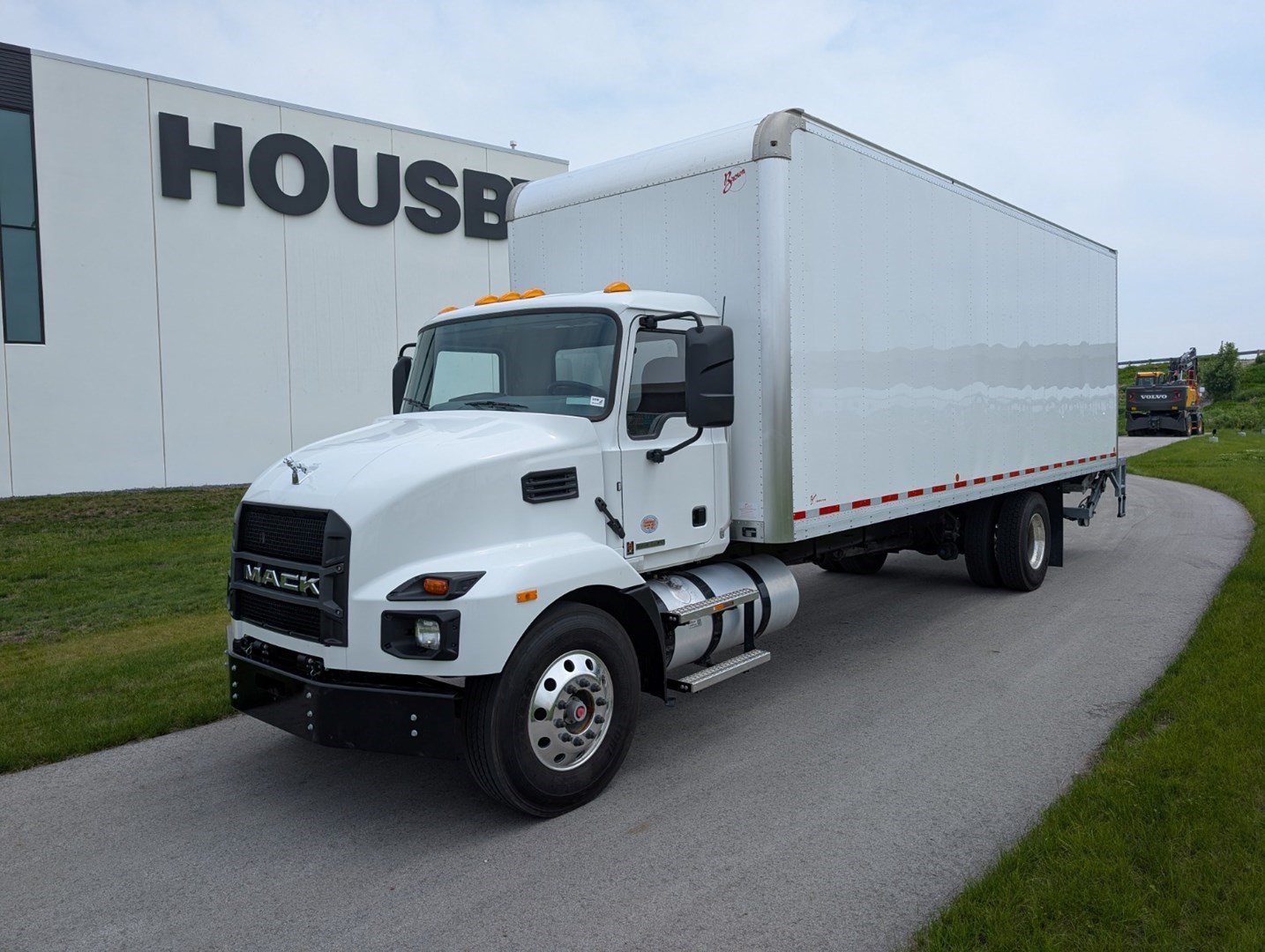 2025 Mack MD6 Box Truck - image 1