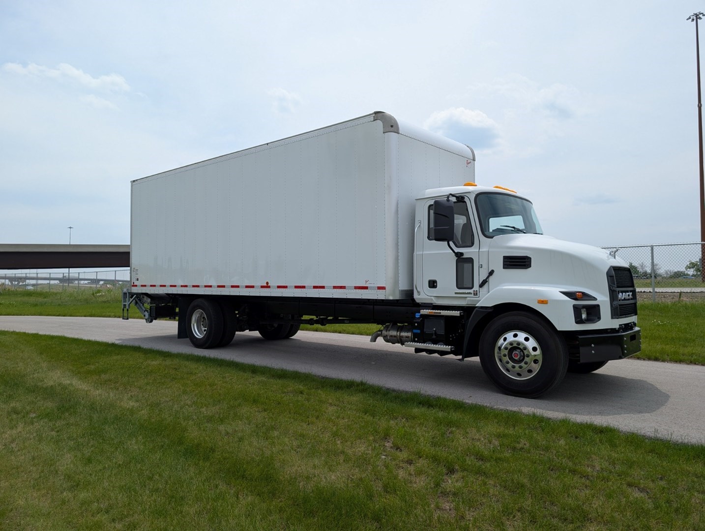 2025 Mack MD6 Box Truck - image 4