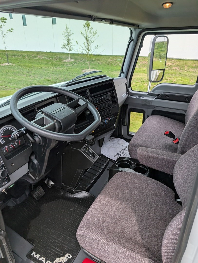 2025 Mack MD6 Box Truck - image 8