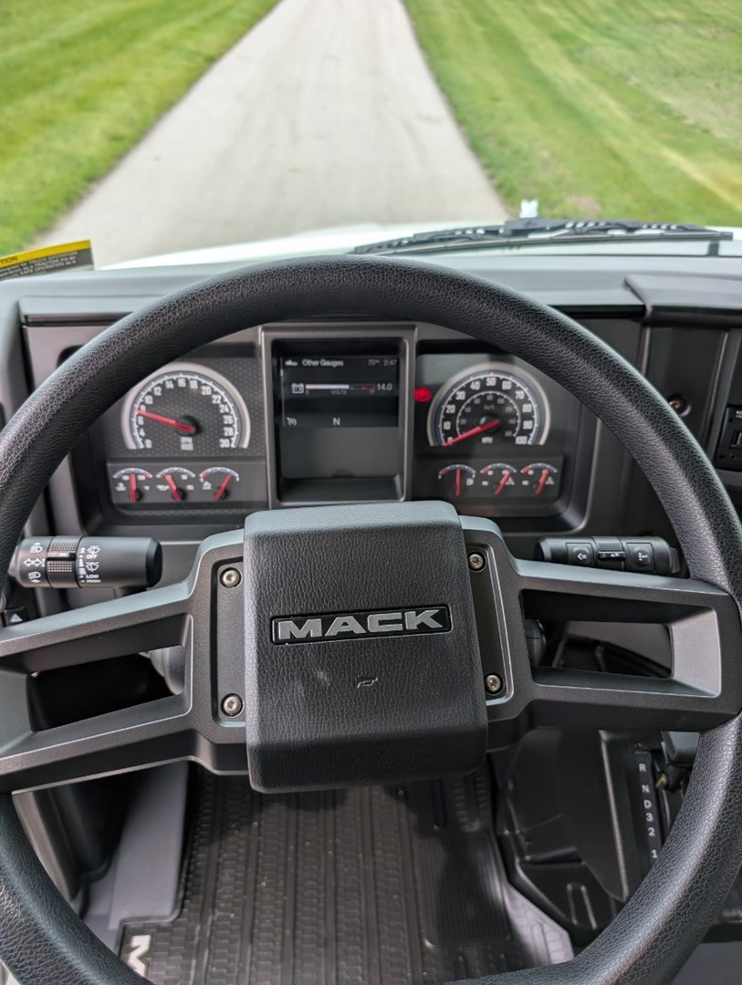 2025 Mack MD6 Box Truck - image 9