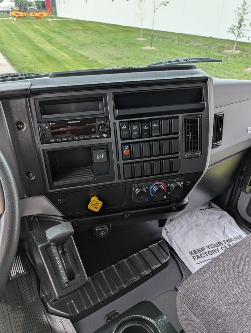 2025 Mack MD6 Box Truck - image 10