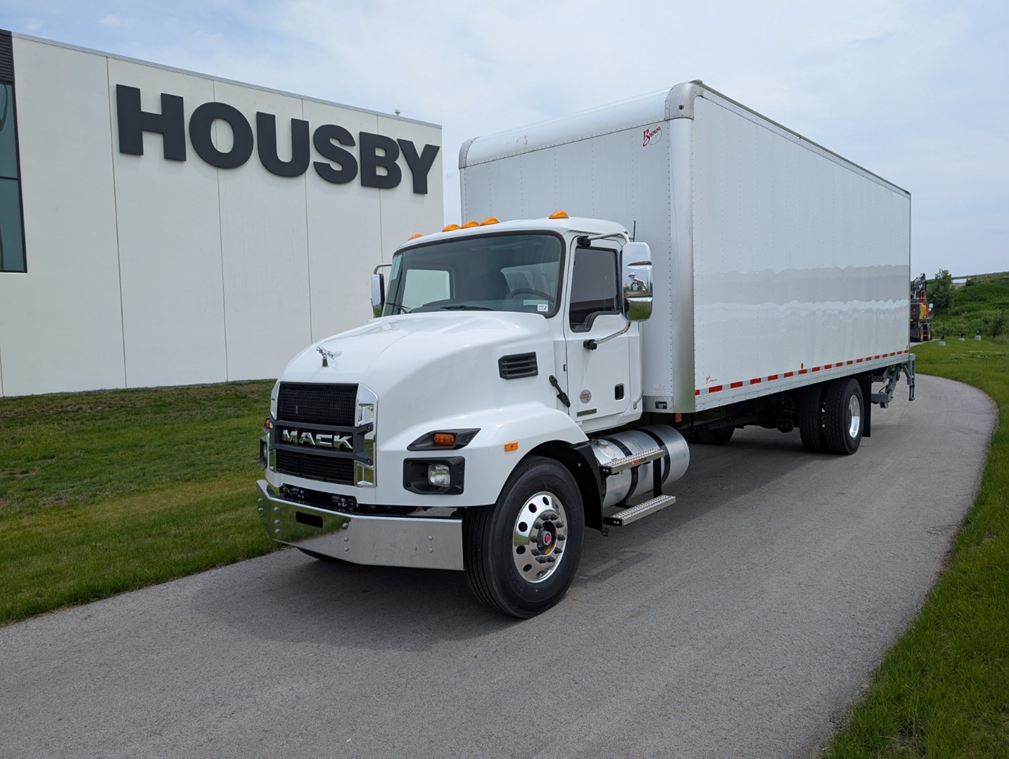 2026 MACK MD6 - NEW TRUCKS BOX TRUCK - image 1