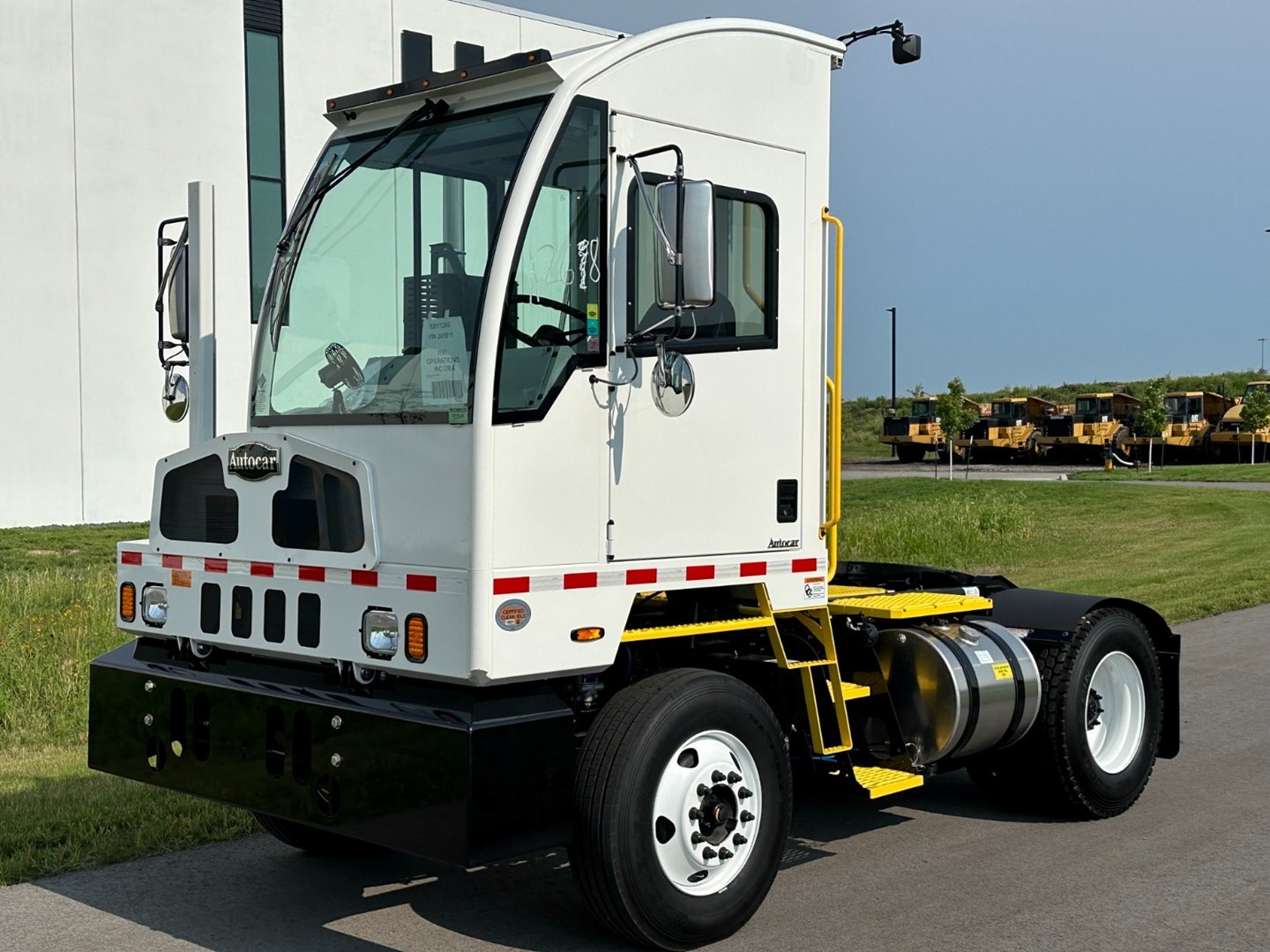 Autocar ACTT 4x2 Yard Tractor - image 1