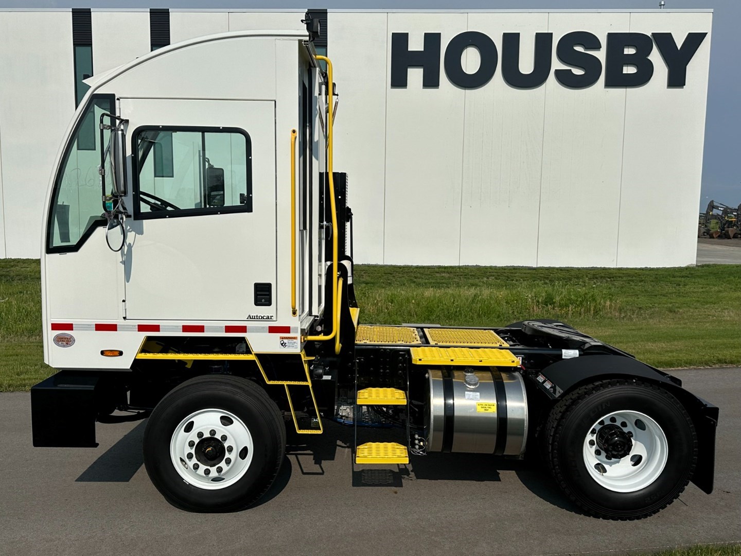 Autocar ACTT 4x2 Yard Tractor - image 2