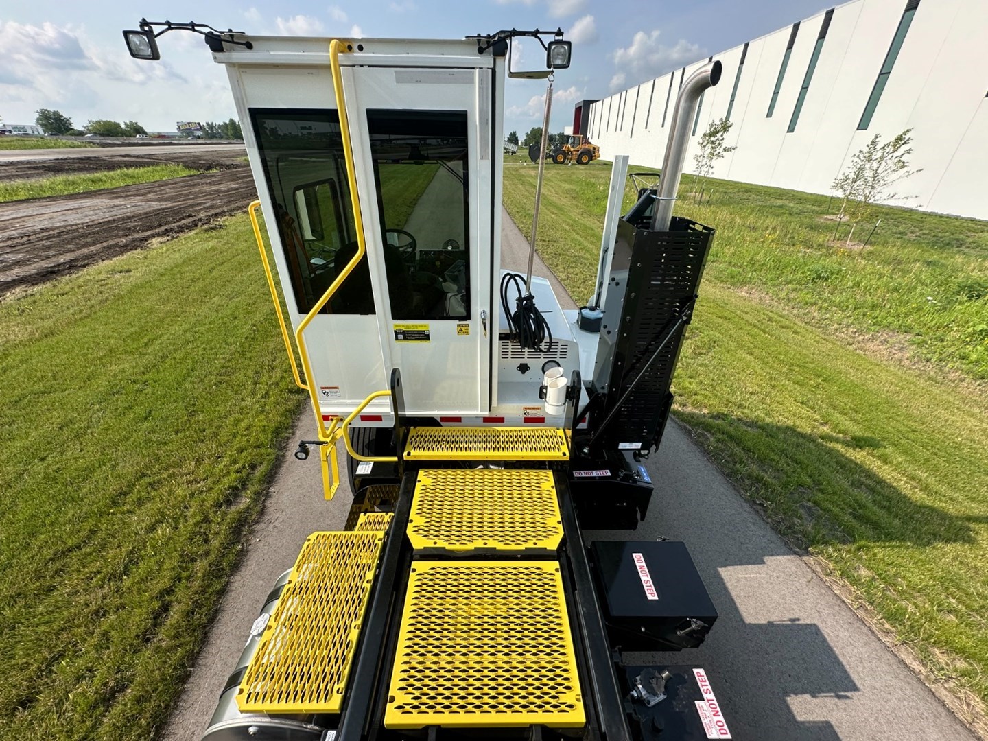 Autocar ACTT 4x2 Yard Tractor - image 6