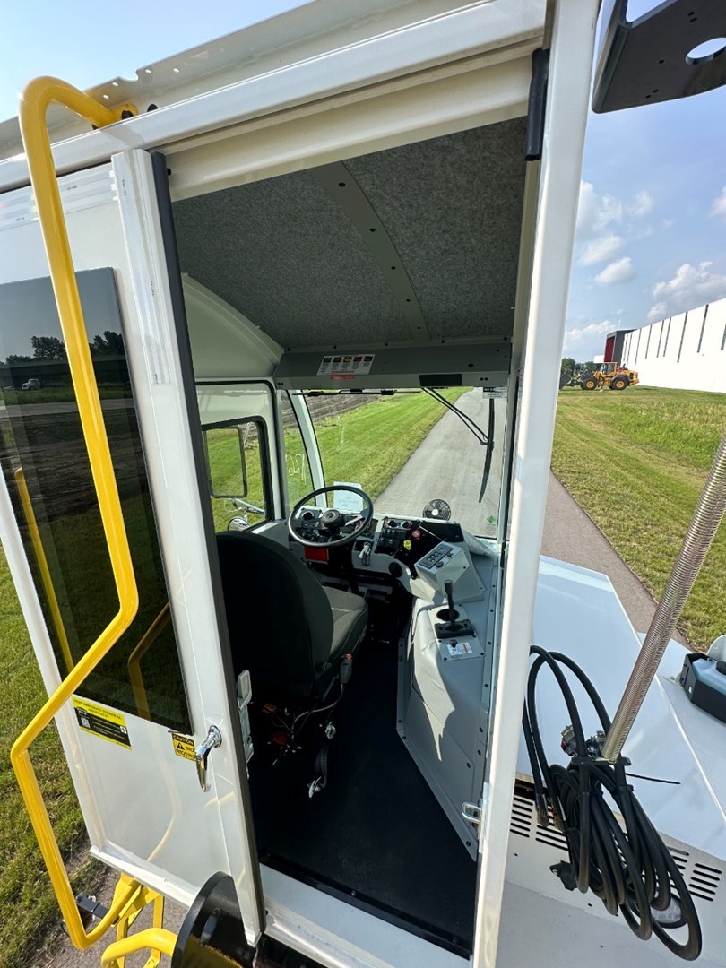 Autocar ACTT 4x2 Yard Tractor - image 7