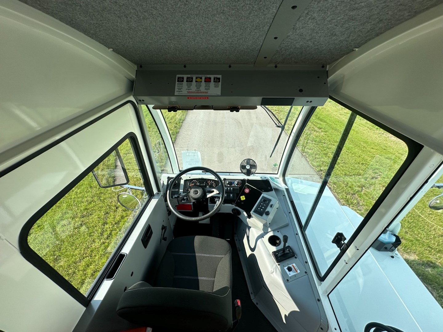 Autocar ACTT 4x2 Yard Tractor - image 8