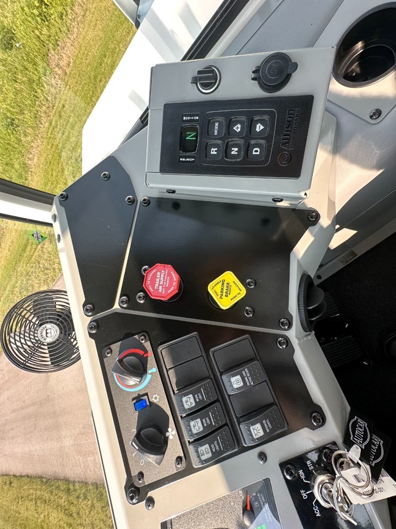 Autocar ACTT 4x2 Yard Tractor - image 10