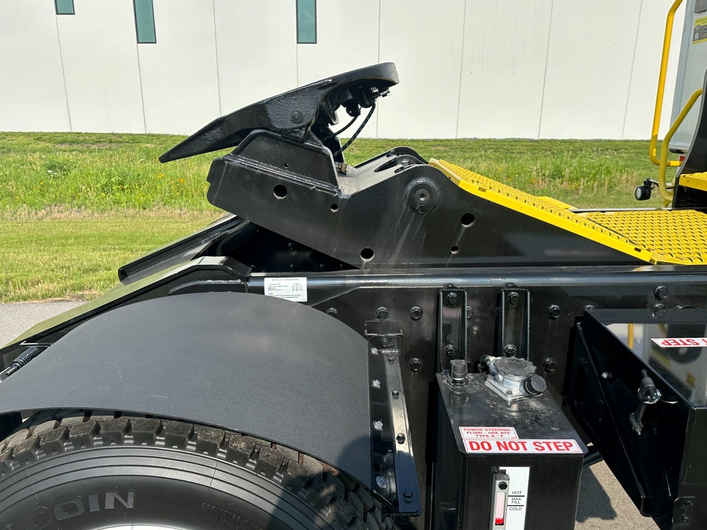 Autocar ACTT 4x2 Yard Tractor - image 13