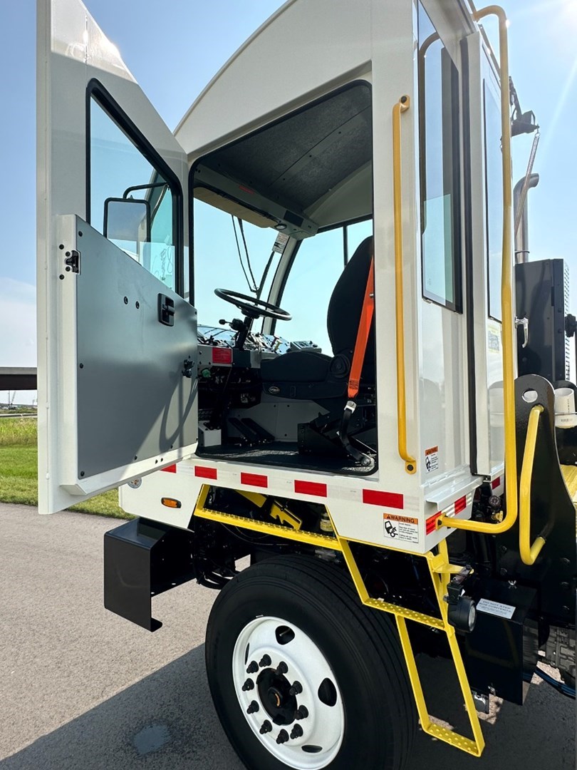 Autocar ACTT 4x2 Yard Tractor - image 5