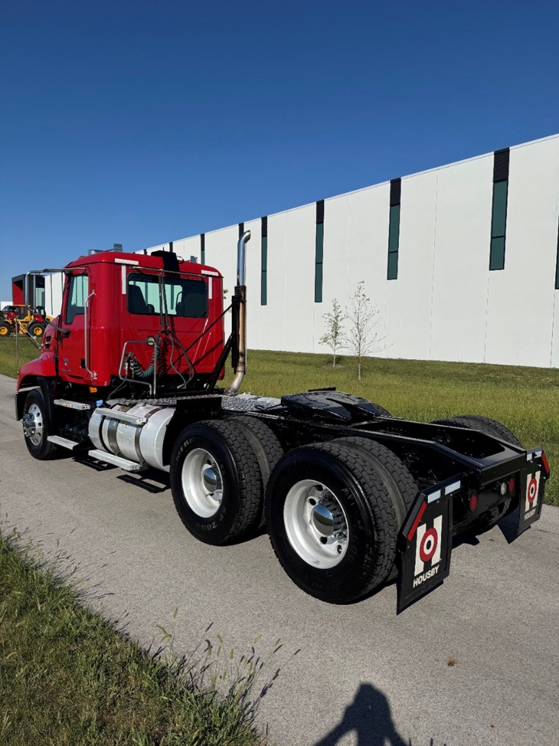 2018 MACK CXU613 - USED TRUCKS DAY CAB - image 4