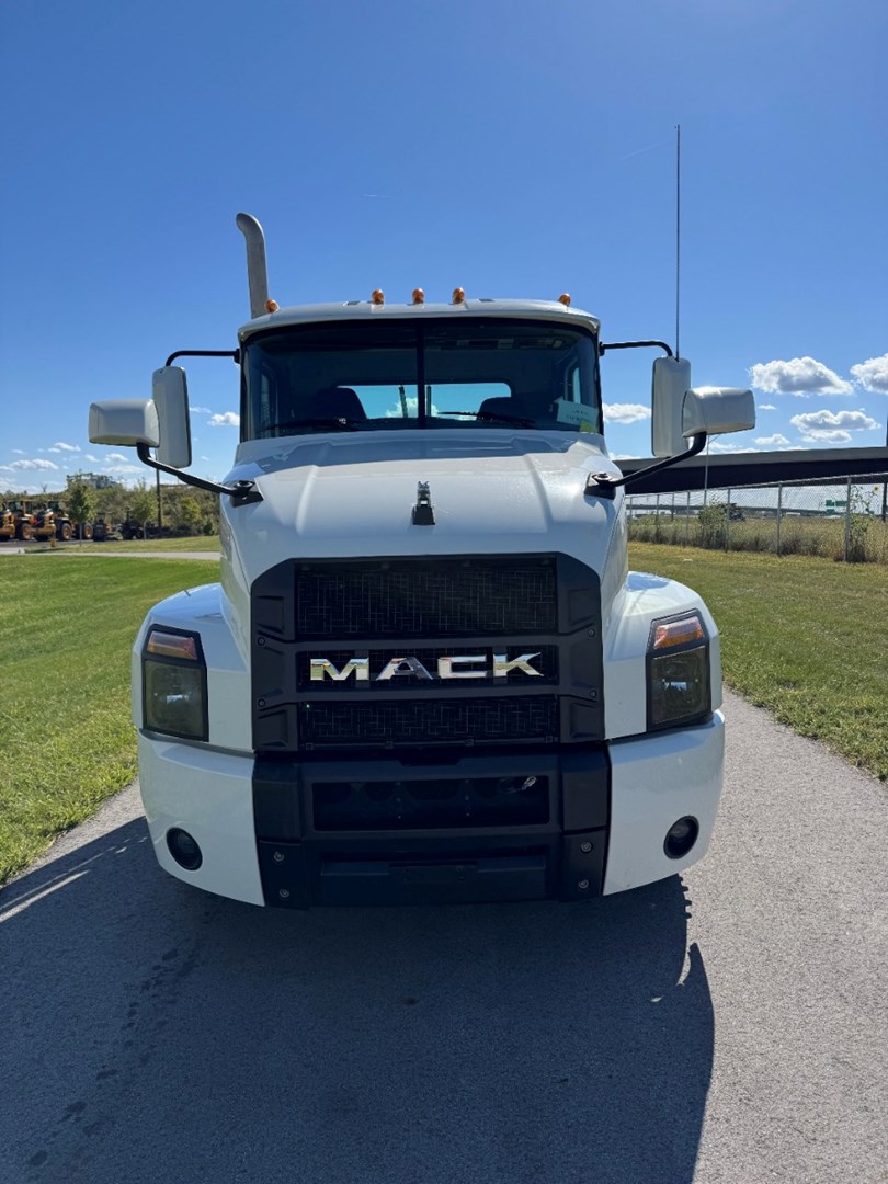 2022 MACK AN64T - USED TRUCKS DAY CAB - image 2