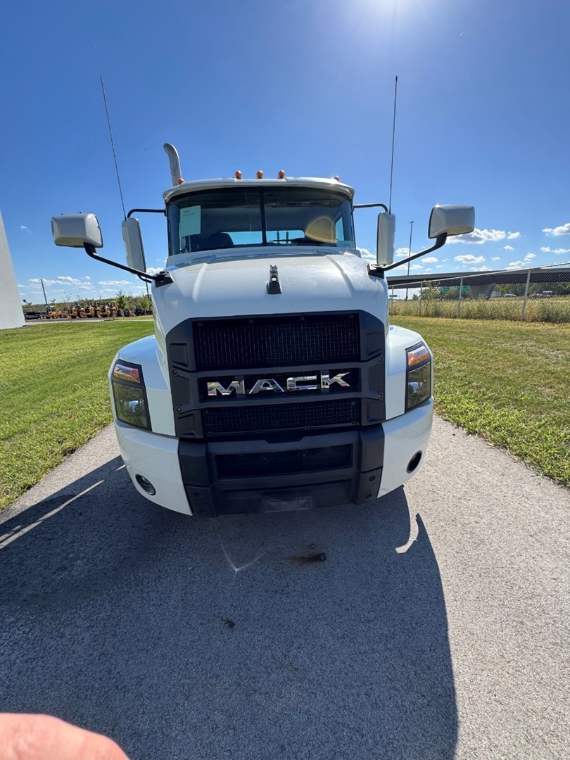 2022 MACK AN64T - USED TRUCKS DAY CAB - image 2