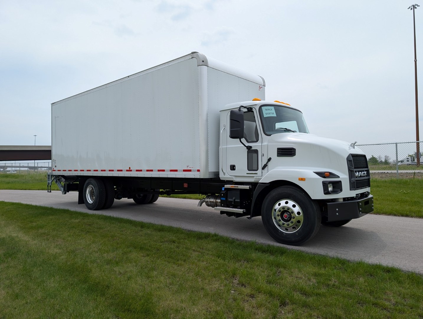 2026 MACK MD6 - NEW TRUCKS BOX TRUCK - image 4
